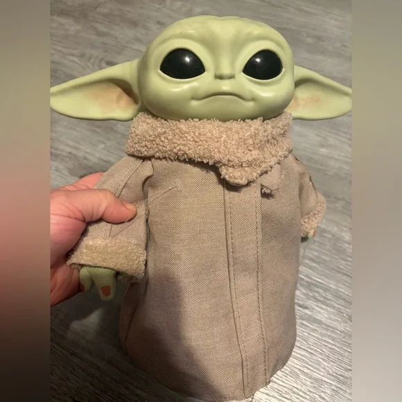 Interactive Grogu plush toy from Star Wars, The Child, with movement (Baby Yoda) - Picture 3 of 8